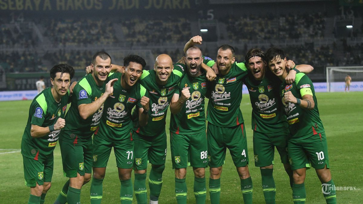 SUPER LEAGUE - Pencetak gol Persebaya Bruno Moreira, Gali Freitas, Mitrevski, Preovic dan Rivera melakukan selebrasi usai membobol gawang Bali United FC pada laga yang berlangsung Gelora Bung Tomo (GBT) Surabaya, Sabtu (23/8/2025) malam. Pada laga ini pertandingan berakhir dengan kemenangan tim tuan rumah Persebaya melalui skor akhir 5-2. (SURYA/HABIBUR ROHMAN)