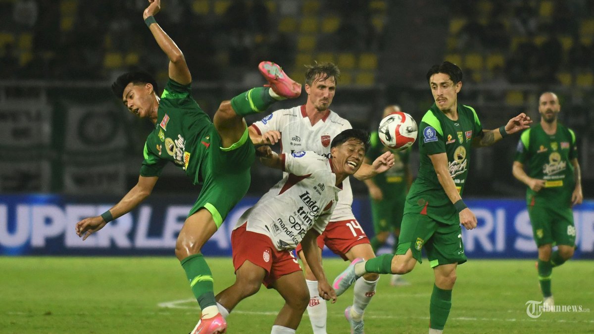 SUPER LEAGUE - Pemain persebaya malik risaldi (kiri) berebut bola dengan pemain  Bali United FC Reyner (kanan) pada laga yang berlangsung Gelora Bung Tomo (GBT) Surabaya, Sabtu (23/8/2025) malam. Pada laga ini pertandingan berakhir dengan kemenangan tim tuan rumah Persebaya melalui skor akhir 5-2. (SURYA/HABIBUR ROHMAN)