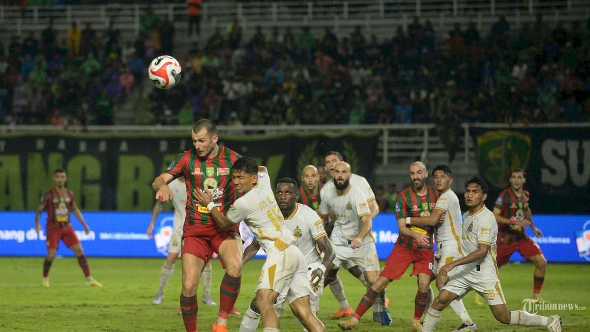 KALAH - Pencetak gol tunggal Persebaya Surabaya Perovic(atas) menyundul bola dan mengarahkan ke kandang  Bhayangkara Presisi Lampung  pada pertandingan yang yang berlangsung Gelora Bung Tomo (GBT) Surabaya, Sabtu (14/2/2026) malam. Pada akhir pertandingan Persebaya sebagai tuan rumah harus mengakui kekalahan dengan skor akhir 1-2. (SURYA/HABIBUR ROHMAN)