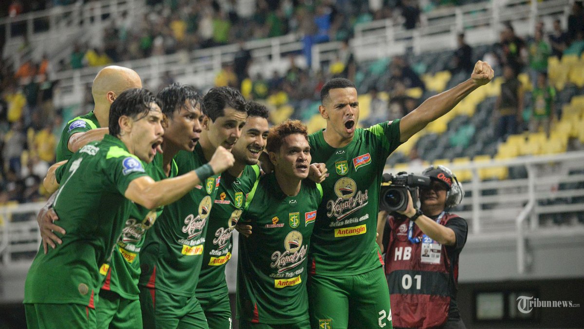 MENANG TIPIS - Pemain Persebaya Gali Freitas (depan) melakukan selebrasi bersama rekan satu tim usai mencetak gol ke gawang PSM Makassar yang dijaga M Reza pada babak pertama pertandingan yang berlangsung di Stadion gelora Bung Tomo (GBT) Surabaya, Rabu (25/2/2026) malam. Pada laga pekan 23 BRI Super League ini pertandingan berakhir dengan kemenangan tuan rumah Persebaya dengan skor akhir 1-0. (SURYA/HABIBUR ROHMAN)