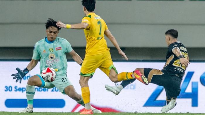 SAVE ERNANDO - Kiper Persebaya Surabaya, Ernando Ari, melakukan penyelamatan dalam pertandingan pekan ke-7 Super League 2025/2026 kontra Dewa United di Stadion Gelora Bung Tomo, Surabaya pada Jumat (26/9/20025). (Instagram Persebaya - 29/9/2025)