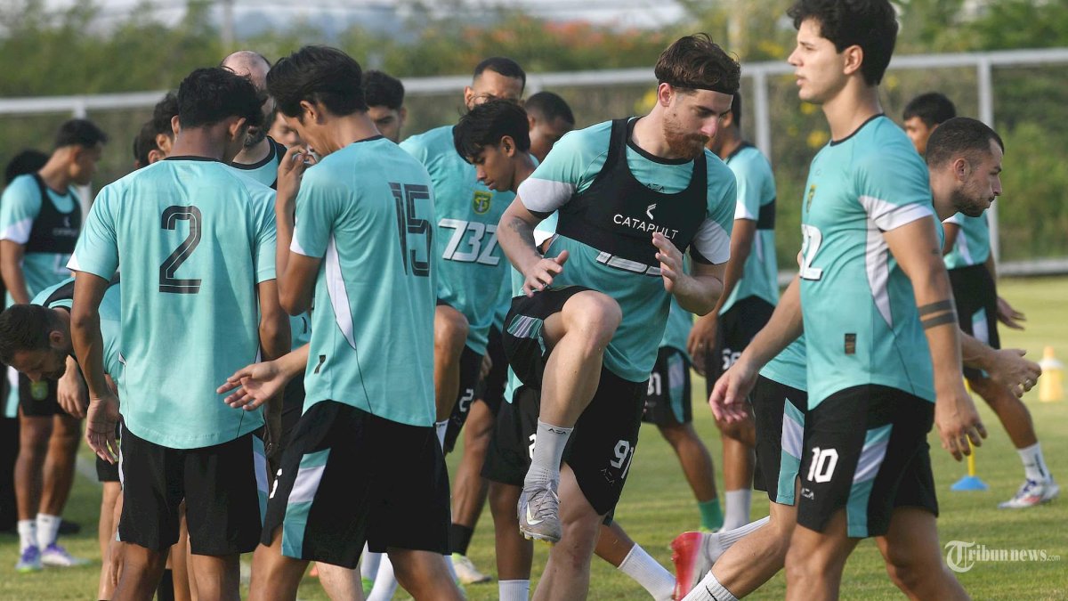 KEMBALI BERLATIH - Usai jeda beberapa pekan, pemain Persebaya kembali mendapatkan porsi latihan di Lapangan C Stadion Gelora Bung Tomo (GBT) Surabaya, Senin (13/10/2025). Tim Persebaya akan kembali menjalani pertandingan pekan ke-9 melawan Persija yang dijadwalkan pada Sabtu, 18 Oktober 2025 di Stadion Gelora Bung Tomo (GBT) Surabaya. (SURYA/HABIBUR ROHMAN)