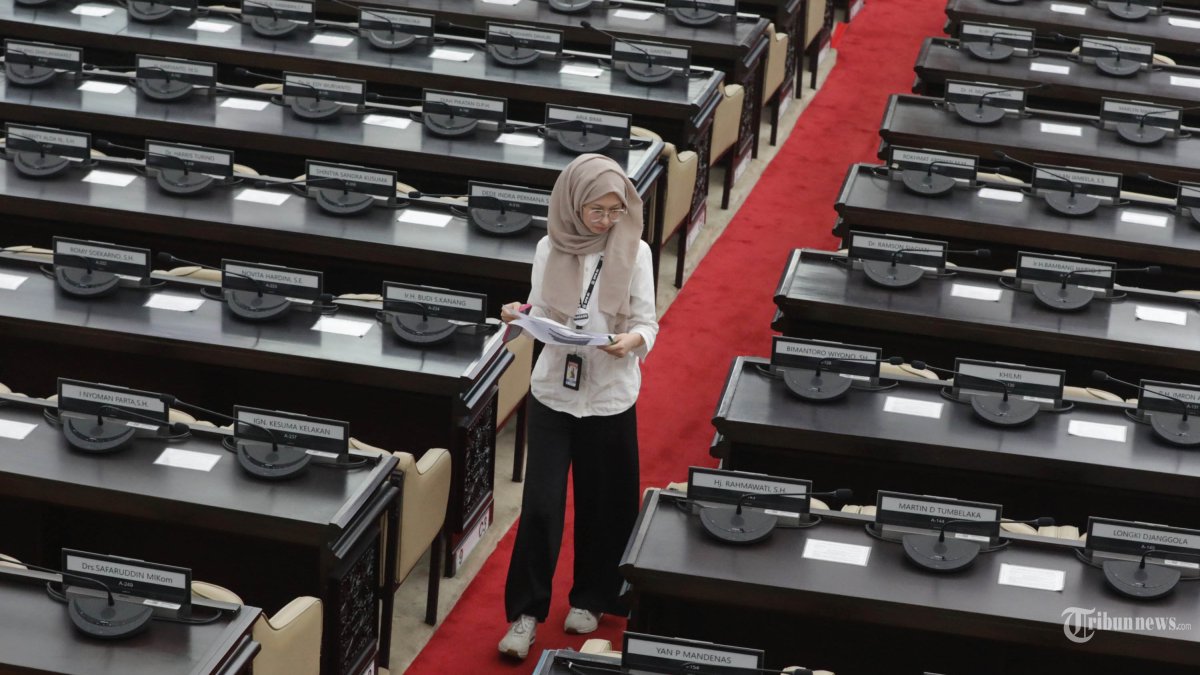 PERSIAPAN SIDANG TAHUNAN - Petugas mengikuti gladi kotor Sidang Tahunan MPR, DPR dan DPD di ruang rapat paripurna Gedung Nusantara, Kompleks Parlemen, Senayan, Jakarta, Rabu (13/8/2025). Gladi tersebut dilakukan untuk persiapan menjelang pidato presiden dalam rangkaian sidang tahunan MPR, DPR dan DPD 15 Agustus 2025. TRIBUNNEWS/IRWAN RISMAWAN