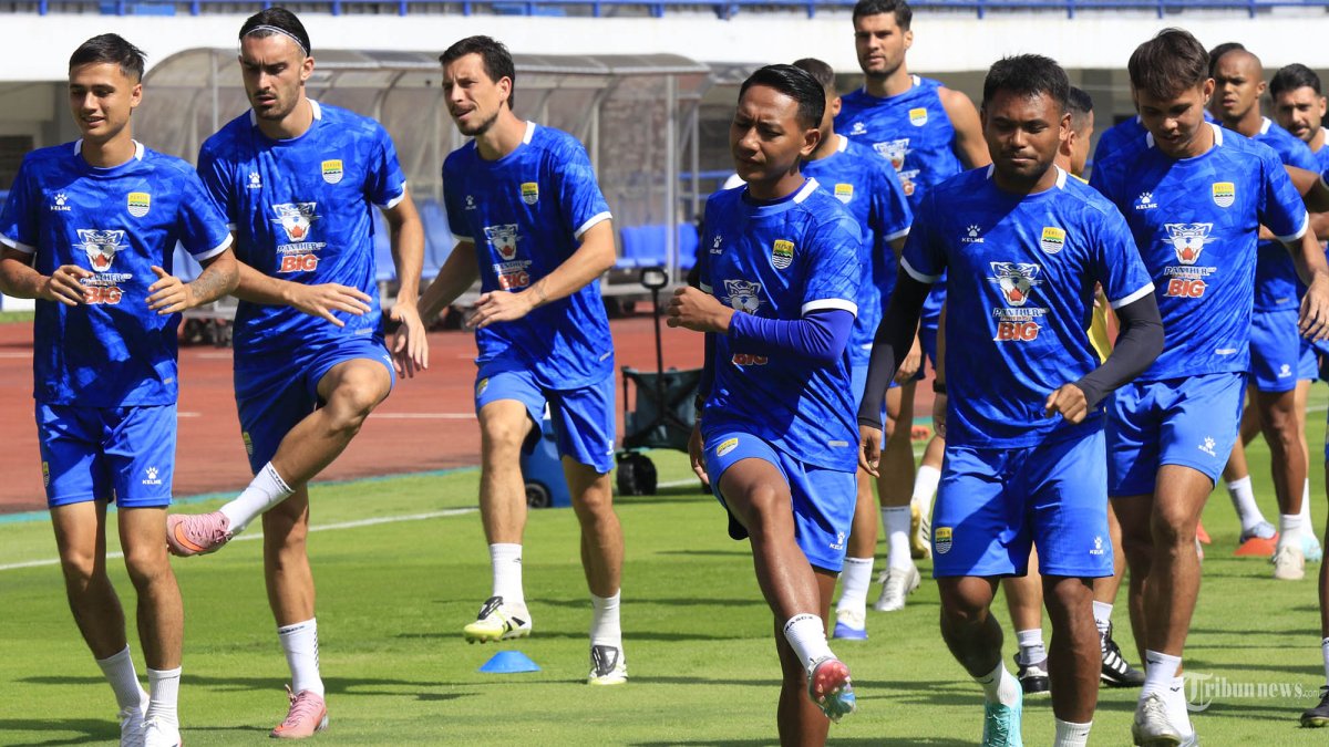 LATIHAN PERSIB - Skuad Persib Bandung menjalani latihan resmi atau official training di Stadion Gelora Bandung Lautan Api (GBLA), Kota Bandung, Jawa Barat, Kamis (20/11/2025). Latihan berlangsung lebih kurang satu jam dipimpin langsung pelatih Bojan Hodak. Latihan ini bagian dari persiapan Beckham Putra dan kawan-kawan menghadapi laga kandang melawan Dewa United dalam lanjutan Super League 2025/2026, di Stadion GBLA, pada Jumat, 21 November 2025, pukul 19.00 WIB. (TRIBUN JABAR/GANI KURNIAWAN)