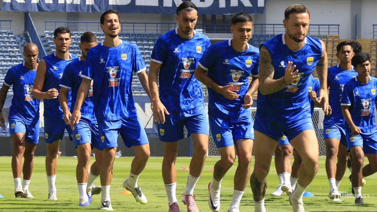 LATIHAN PERSIB - Skuad Persib Bandung menjalani latihan resmi atau official training di Stadion Gelora Bandung Lautan Api (GBLA), Kota Bandung, Jawa Barat, Kamis (20/11/2025). Latihan berlangsung lebih kurang satu jam dipimpin langsung pelatih Bojan Hodak. Latihan ini bagian dari persiapan Beckham Putra dan kawan-kawan menghadapi laga kandang melawan Dewa United dalam lanjutan Super League 2025/2026, di Stadion GBLA, pada Jumat, 21 November 2025, pukul 19.00 WIB. (TRIBUN JABAR/GANI KURNIAWAN)
