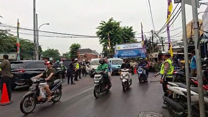 PERSIAPAN KEDATANGAN PRABOWO - 

Polisi bersama Satpol PP DKI Jakarta mengatur arus lalu lintas di sekitar lokasi peresmian Satuan Pelayanan Pemenuhan Gizi (SPPG) Polri di Polsek Palmerah, Jakarta Pusat, yang akan dilakukan Presiden Prabowo Subianto pagi ini, Jumat, 13 Februari 2026. Tribunnews/Yolanda Putri Dewanti
