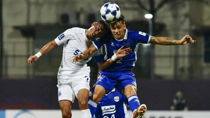 DUEL BOLA - Pemain Persib Bandung, Eliano Reijnders, melakukan duel bola udara melawan pemain Lion City Sailors pada pertandingan kelima Grup G AFC Champions League (ACL) Two 2025/26 di Bishan Stadium, Singapura pada Rabu (26/11/2025) malam WIB. (Instagram Persib - 26/11/2025)
