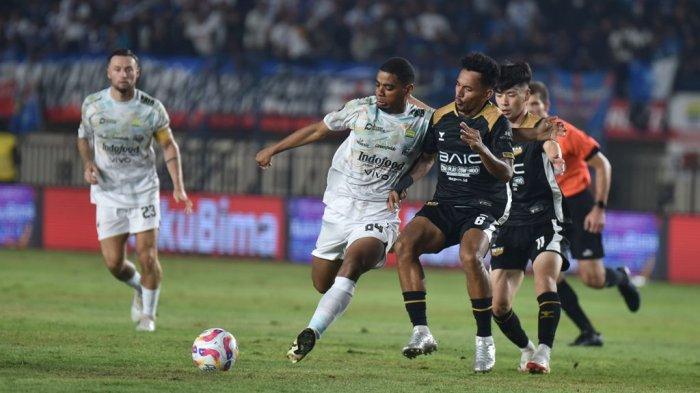 DUEL BOLA - Striker Persib Bandung, Uilliam Barros Perreira dibayangi pemain Dewa United pada pertandingan Grup B Piala Presiden 2025 di Stadion Si Jalak Harupat Kabupaten Bandung, Selasa (8/7/2025). (Website Persib - 9/7/2025)