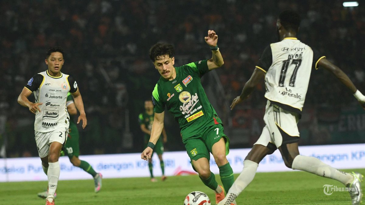 KALAH DI KANDANG - Pemain Persebaya Rivera (dua kiri) berhadapan dengan pemain Persija Allano (17) pada laga yang berlangsung di stadion Gelora Bung Tomo (GBT) Surabaya, Sabtu (18/10/2025) malam. Pada laga pekan ke-9 Super League 2025/2026 ini Persebaya harus mengakui keunggulan Persija dengan skor akhir 1-3. (SURYA/HABIBUR ROHMAN)