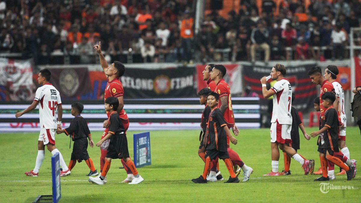 SUPER LEAGUE - Pelsepak bola Persija dan Bali United memasuki lapangan pada lanjutan Super League di Jakarta International Stadium (JIS), Minggu (14/9/2025). Hingga akhir pertandingan Persija bermain Bali United unggul 1-1. TRIBUNNEWS/HERUDIN