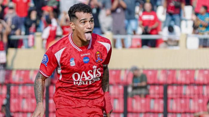 SELEBRASI PERSIJAP - Pemain Persijap Jepara asal Brasil, Carlos Franca, melakukan selebrasi usai mencetak gol ke gawang Persita Tangerang pada pertandingan pekan ke-6 Super League 2025/2026 di Stadion Gelora Bumi Kartini, Minggu (21/9/2025) sore WIB. (Instagram Persijap - 21/9/2025)