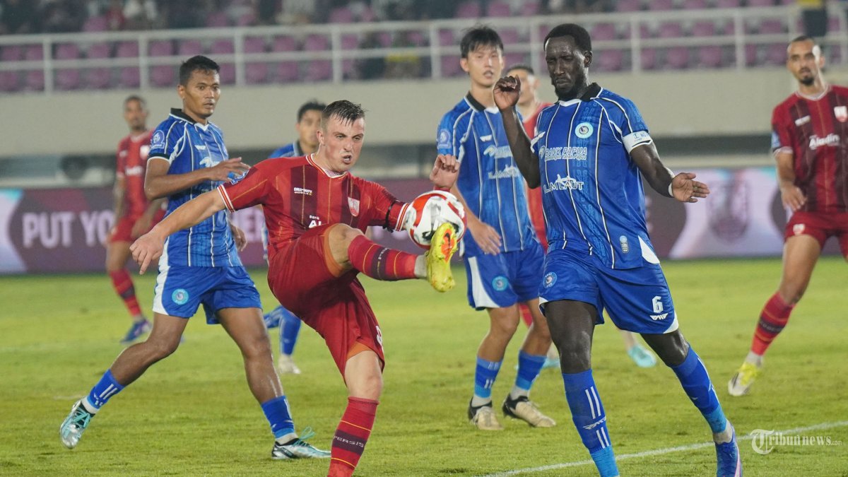 SUPER LEAGUE - Pesepak bola Persis Solo, Roman Paparhya (tengah) menendang bola saat berduel dengan pesepak bola PSBS Biak, Sandro Anibal dalam pertandingan Super League di Stadion Manahan, Solo, Sabtu (21/2/2026). PSBS Biak berhasil menahan imbang Persis Solo dengan skor 1-1. Tribun Solo/Muhammad Nursina