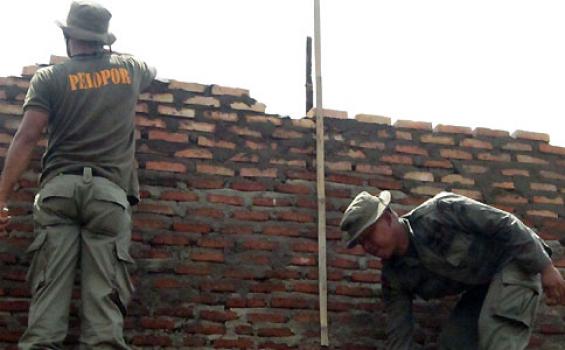 Brimob Jateng Perbaiki Rumah Warga Balinuraga