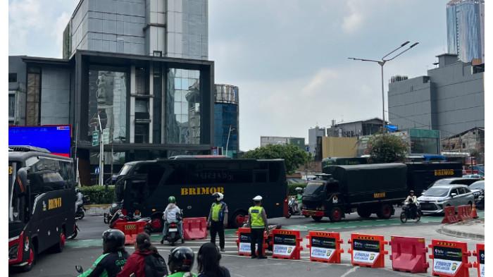 AKSI MASSA - Sejumlah personel kepolisian tampak telah berjaga di sejumlah titik di kawasan bundaran Hotel Indonesia hingga Dukuh Atas, Jakarta Pusat, Senin (15/6/2026). / Fransiskus Adhiyuda