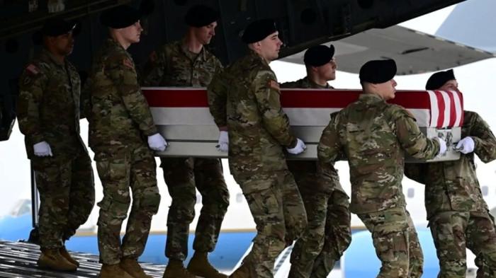 KORBAN JIWA BERTAMBAH - Tangkap layar Khbrn, Selasa (17/3/2026) menunjukkan personel militer Amerika Serikat (AS) mengangkat peti mati berisi jenazah rekan mereka. Jumlah korban jiwa tentara AS memasuki pekan ketiga perang melawan Iran dilaporkan meningkat sejak perang pecah 28 Februari 2026.