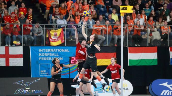 KORFBALL — Pertandingan olahraga Korfball di ajang internasional. Korfball adalah permainan beregu campuran yang melibatkan pria dan wanita dalam satu tim, menekankan kerja sama dan strategi tanpa kontak fisik.