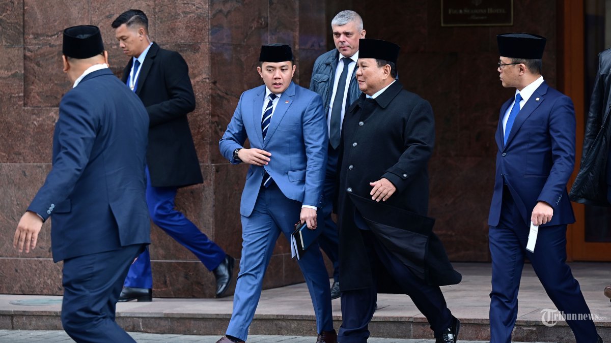 BAHAS KERJASAMA - Presiden Prabowo Subianto didampingi Seskab Teddy Indra Wijaya dan Menteri Luar Negeri Sugiono saat pertemuan dengan Presiden Rusia Vladimir Putin di Istana Kremlin, Moskwa, Rusia, Senin (13/4/2026). Pertemuan tersebut membahas penguatan kerja sama bilateral hingga perkembangan geopolitik global yang kian dinamis. TRIBUNNEWS/SETPRES/Muchlis Jr
