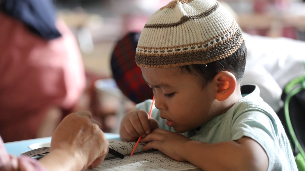 Sejumlah anak mengikuti kegiatan pesantren kilat Ramadan di RPTRA Malinjo, Jakarta, Minggu (1/3/2026). Kegiatan pesantren kilat yang dilaksanakan setiap bulan Ramadan tersebut diikuti puluhan peserta dari siswa jenjang TK-SD yang dibimbing oleh kelompok TP PKK Pejaten Barat untuk membekali ilmu agama anak usia dini, seperti belajar membaca Al-Quran dan Iqra, menghafal surat-surat pendek, menghafal doa-doa harian hingga edukasi tentang sejarah islam melalui dongeng dan film. TRIBUNNEWS/IRWAN RISMAWAN
