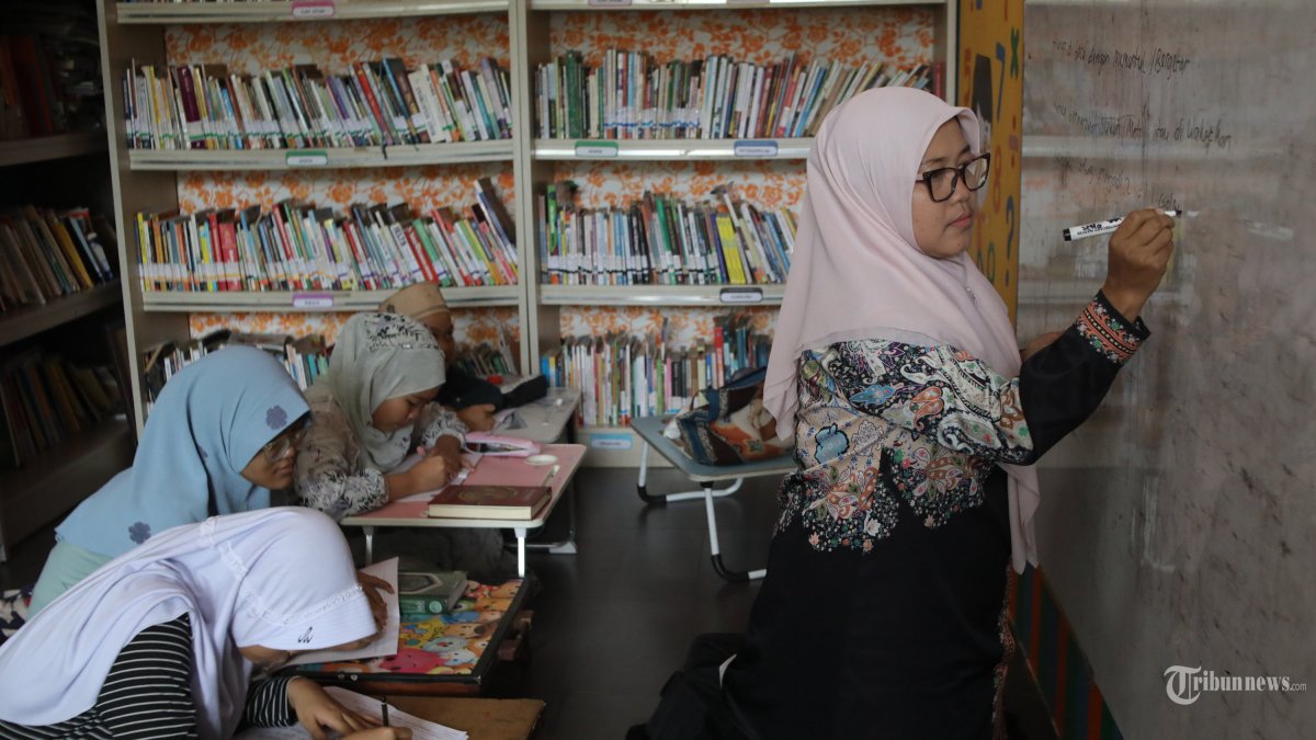 Sejumlah anak mengikuti kegiatan pesantren kilat Ramadan di RPTRA Malinjo, Jakarta, Minggu (1/3/2026). Kegiatan pesantren kilat yang dilaksanakan setiap bulan Ramadan tersebut diikuti puluhan peserta dari siswa jenjang TK-SD yang dibimbing oleh kelompok TP PKK Pejaten Barat untuk membekali ilmu agama anak usia dini, seperti belajar membaca Al-Quran dan Iqra, menghafal surat-surat pendek, menghafal doa-doa harian hingga edukasi tentang sejarah islam melalui dongeng dan film. TRIBUNNEWS/IRWAN RISMAWAN