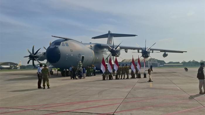 AIRBUS A400M - Tradisi Water Salute menyambut kedatangan pesawat Airbus A400M/MRTT pertama di Lanud Halim Perdanakusuma Jakarta pada Senin (3/10/2025) setelah menempuh perjalanan selama tiga hari dari Sevilla Spanyol.