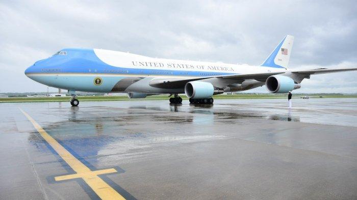 AIR FORCE ONE - Pesawat Air Force One mendarat di Bandara Internasional Nashville pada tanggal 29 Mei 2018 di Nashville, Tennessee. Presiden AS Donald Trump ingin mengubah pesawat Boeing 747 hadiah dari Qatar menjadi Air Force One, tapi itu bukanlah hal yang mudah.