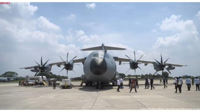 PESAWAT AIRBUS - Pesawat A400M telah tiba di Lanud Halim Perdanakusuma, Jakarta, pada Senin (3/11/2025). Presiden Prabowo Subianto pun hadir untuk melakukan prosesi penyiraman atau water salute dan didampingi oleh Menteri Pertahanan (Menhan), Sjafrie Sjamsoeddin; Panglima TNI, Jenderal Agus Subiyanto; dan KSAU, Marsekal Mohamad Tonny Harjono.