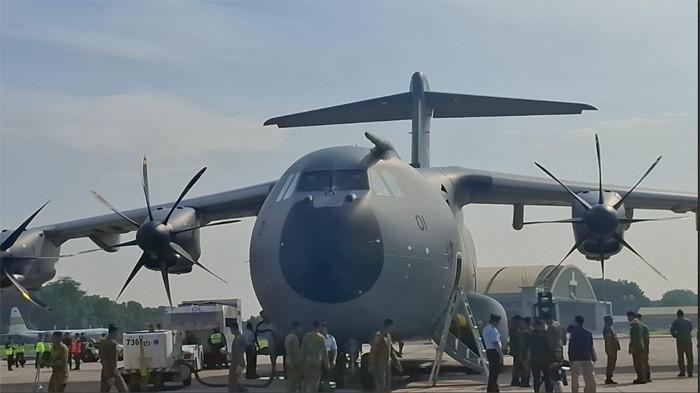 AIRBUS A400M - Tradisi Water Salute menyambut kedatangan pesawat Airbus A400M/MRTT pertama di Lanud Halim Perdanakusuma Jakarta pada Senin (3/10/2025) setelah menempuh perjalanan selama tiga hari dari Sevilla Spanyol.