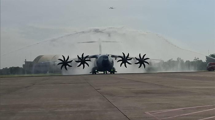 AIRBUS A400M - Tradisi Water Salute menyambut kedatangan pesawat Airbus A400M/MRTT pertama di Lanud Halim Perdanakusuma Jakarta pada Senin (3/10/2025) setelah menempuh perjalanan selama tiga hari dari Sevilla Spanyol.