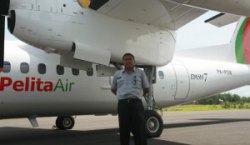 Dramatis! Ratusan Motor Ojek Bantu Pendaratan Pesawat di Cilacap