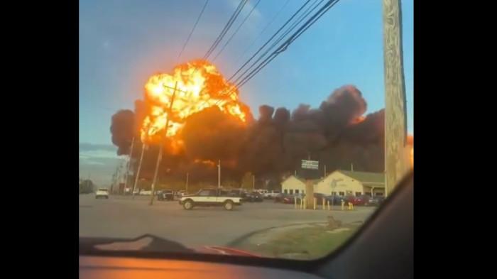 PESAWAT MELEDAK- Setidaknya tujuh orang tewas setelah pesawat kargo jatuh di bandara Kentucky, sementara api melahap berbagai fasilitas bisnis. Kebakaran masih terjadi setelah pesawat kargo UPS jatuh saat lepas landas di Bandara Internasional Louisville di Kentucky. Tujuh kematian telah dikonfirmasi sejauh ini, namun pejabat setempat memperkirakan jumlah tersebut akan bertambah. Setidaknya 11 orang dirawat karena luka-luka dan beberapa lainnya hilang - warga yang tinggal di sekitar telah diberitahu untuk mencari perlindungan