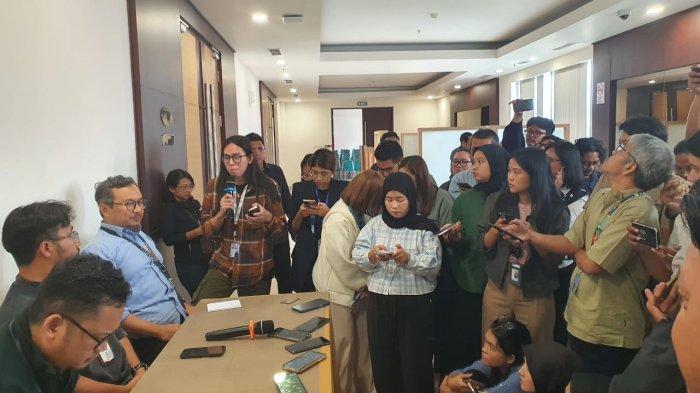 UJI KOMPETENSI WARTAWAN - Sejumlah peserta saat mengikuti tahapan tes Uji Kompetensi Wartawan (UKW) tahun 2025, yang digelar Kompas Gramedia di Gedung Kompas Gramedia, Palmerah Barat, Jakarta Pusat, pada 21-22 Februari 2025. Dalam UKW tersebut, 56 dari 58 peserta dinyatakan kompeten. 