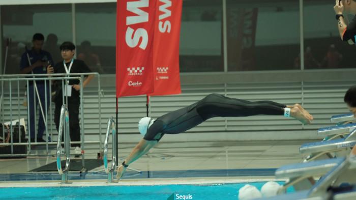 Peserta memulai tantangan renang triathlon
