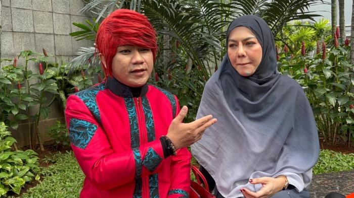 POLIGAMI - Marcel Radhival alias Pesulap Merah bersama sang istri Ratu Rizky Nabila, ketika ditemui di kawasan Tendean, Mampang Prapatan, Jakarta Selatan, Senin (23/2/2026) bersama Ratu Rizky Nabila. Pesulap Merah menceritakan riwayat hubungannya dengan Ratu sebelum akhirnya membuat keputusan untuk menikahinya.
