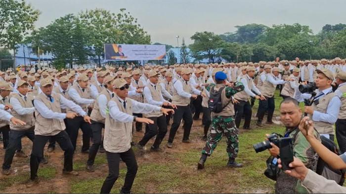 PEMBEKALAN PPIH - Pembekalan Peserta Pendidikan dan Pelatihan Petugas Penyelenggara Ibadah Haji (PPIH) Arab Saudi 2026 di Lapangan Galaxy Markas Komando Daerah Operasi Udara I, Halim Perdanakusuma, Jakarta, Jumat (30/1/2026). Para petugas haji sempat memperlihatkan yel-yel ala TNI yang dipertontonkan di depan Menteri Haji dan Umrah Mochamad Irfan Yusuf atau Gus Irfan. (FAHDI FAHLEVI)