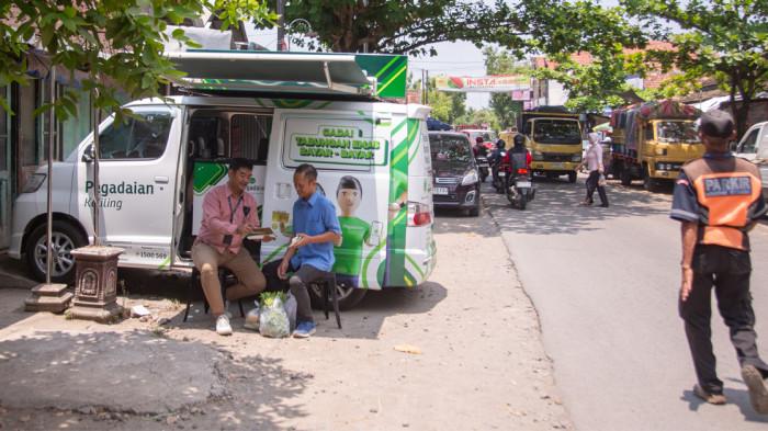 Petugas Pemasaran Pegadaian, Satriyo Hanggoro sedang berinteraksi dengan calon nasabah