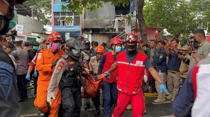 KEBAKARAN TERRA DRONE – Petugas membawa kantong jenazah dari lokasi kebakaran gedung Terra Drone di Cempaka Putih, Jakarta Pusat, Selasa (9/12/2025). Korban terus berjatuhan sementara proses evakuasi dan pencarian masih berlangsung.