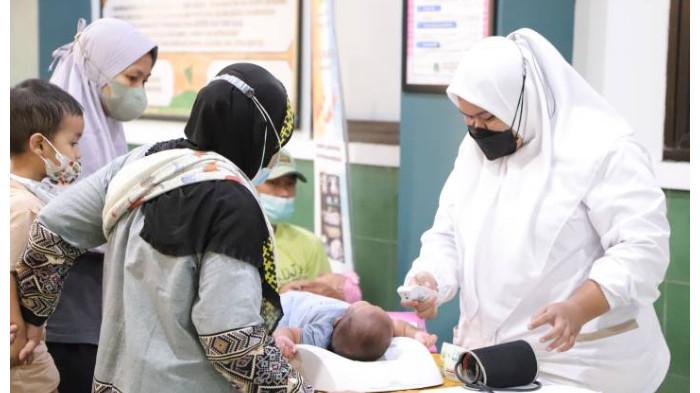 VIRUS CAMPAK - Petugas kesehatan memberikan imunisasi campak gratis kepada anak di Kota Tangerang sebagai upaya mencegah penyebaran penyakit.