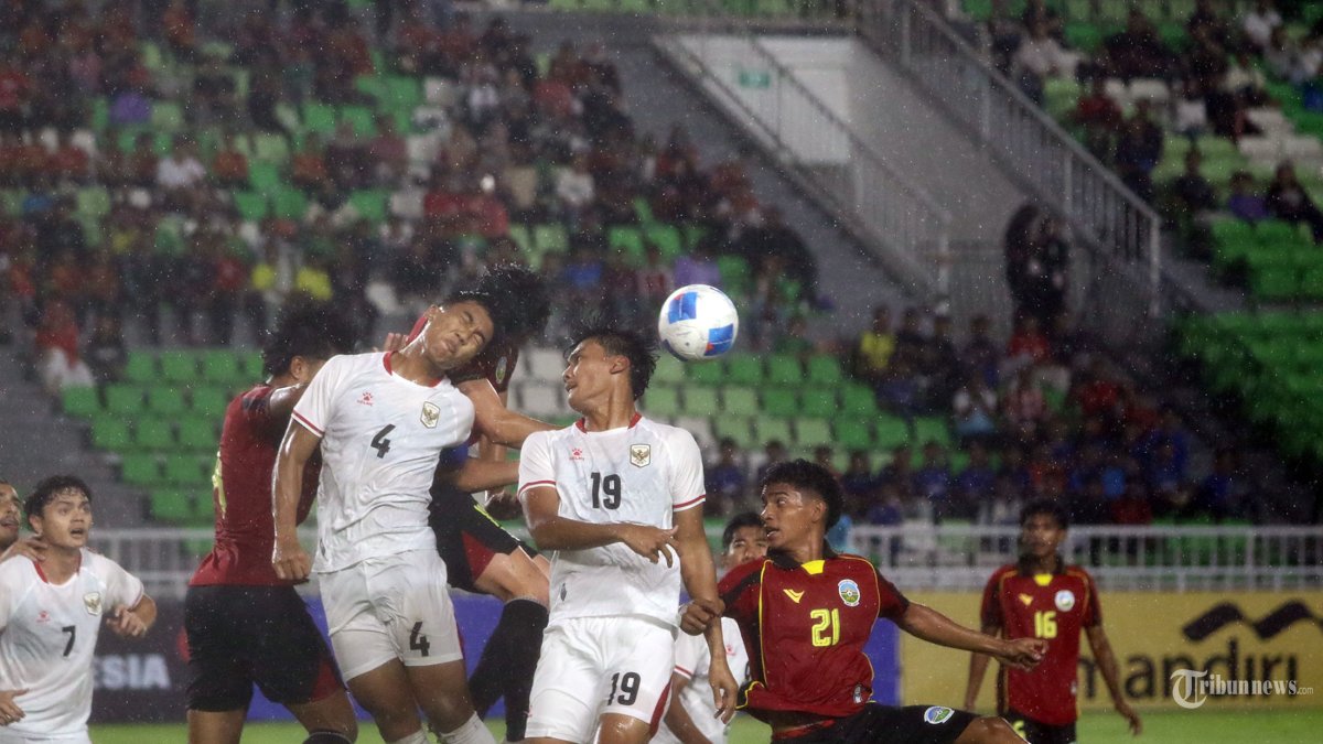 MENANG - Pesepakbola timnas Indonesia saling berebut bola dengan pesepakbola timnas Timor Leste pada lanjutan pertandingan grup A Piala AFF U-19, di Stadion Utama Sumatra Utara, Deliserdang, Kamis (4/6/2026). Timnas Indonesia berhasil menang telak atas timnas Timor Leste dengan skor 3-0. TRIBUN MEDAN/DANIL SIREGAR
