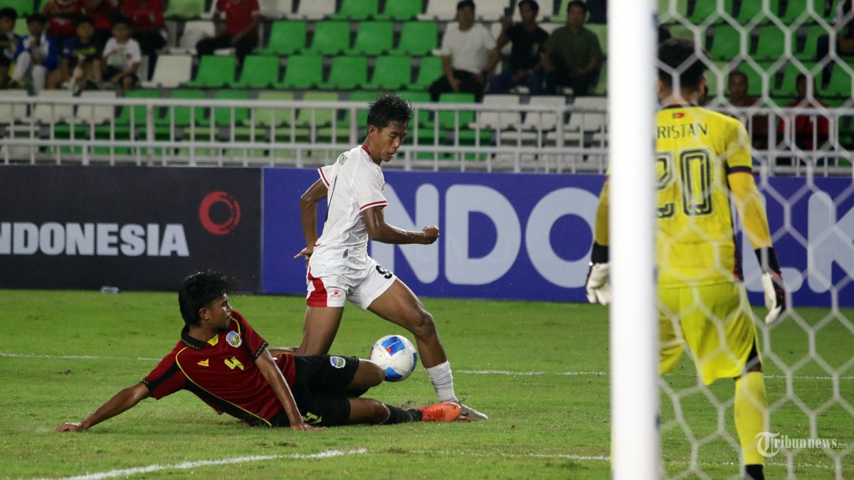 MENANG - Pesepakbola timnas Indonesia Dimas Adi berusaha melewati kawalan pesepakbola timnas Timor Leste pada lanjutan pertandingan grup A Piala AFF U-19, di Stadion Utama Sumatra Utara, Deliserdang, Kamis (4/6/2026). Timnas Indonesia berhasil menang telak atas timnas Timor Leste dengan skor 3-0. TRIBUN MEDAN/DANIL SIREGAR