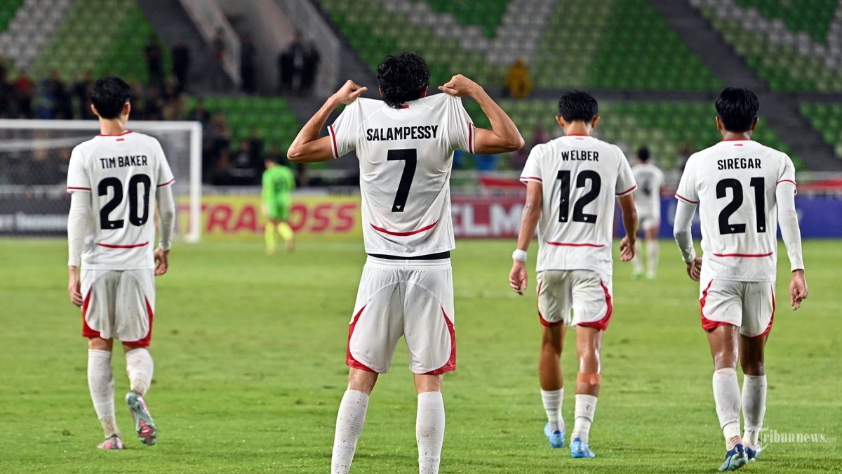 MENANG - Selebrasi pesepakbola timnas Indonesia Rony Salampessy seusai mencetak gol ke gawang timnas Timor Leste pada lanjutan pertandingan grup A Piala AFF U-19, di Stadion Utama Sumatra Utara, Deliserdang, Kamis (4/6/2026). Timnas Indonesia berhasil menang telak atas timnas Timor Leste dengan skor 3-0. TRIBUN MEDAN/DANIL SIREGAR