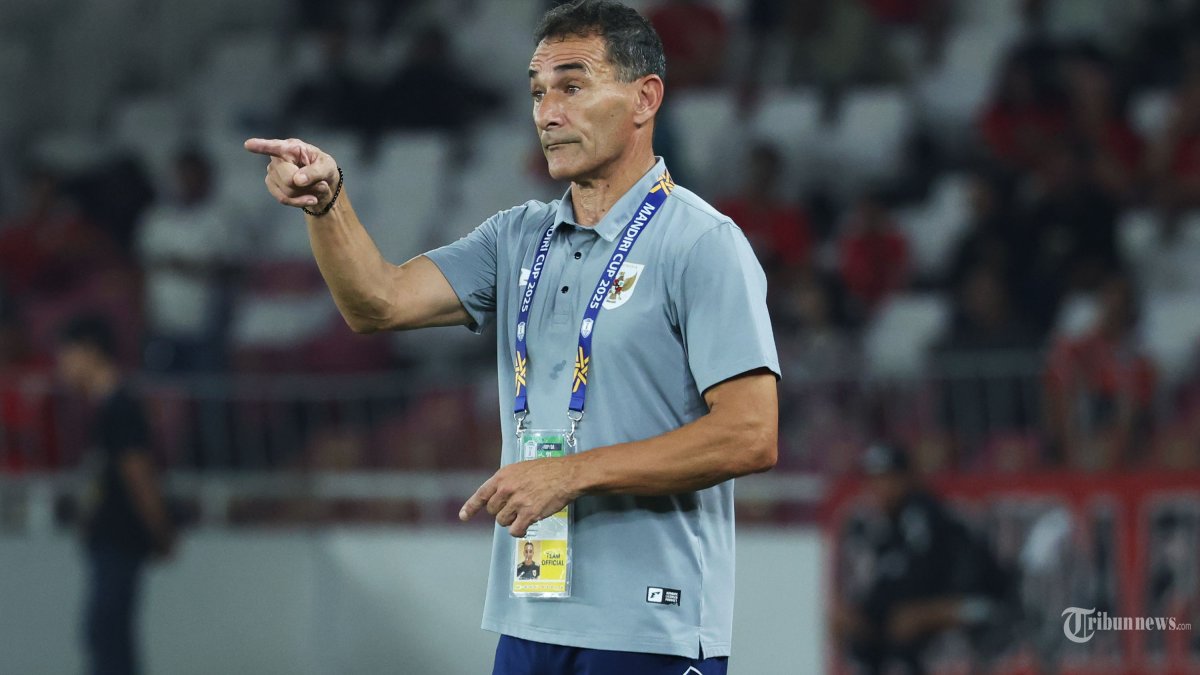 PIALA AFF U23 - Pelatih Timnas U-23 Indonesia Gerald Vanenburg memberikan instruksi kepada pemainnya saat melawan Timnas Malaysia pada pertandingan penyisihan Grup A Piala AFF U-23 di Stadion Utama Gelora Bung Karno (SUGBK), Jakarta, Selasa (15/7/2025). Sementara 0-0 pada babak pertama. Foto diambil menggunakan kamera Canon EOS R1 dengan lensa RF 100-500mm. TRIBUNNEWS/HERUDIN
