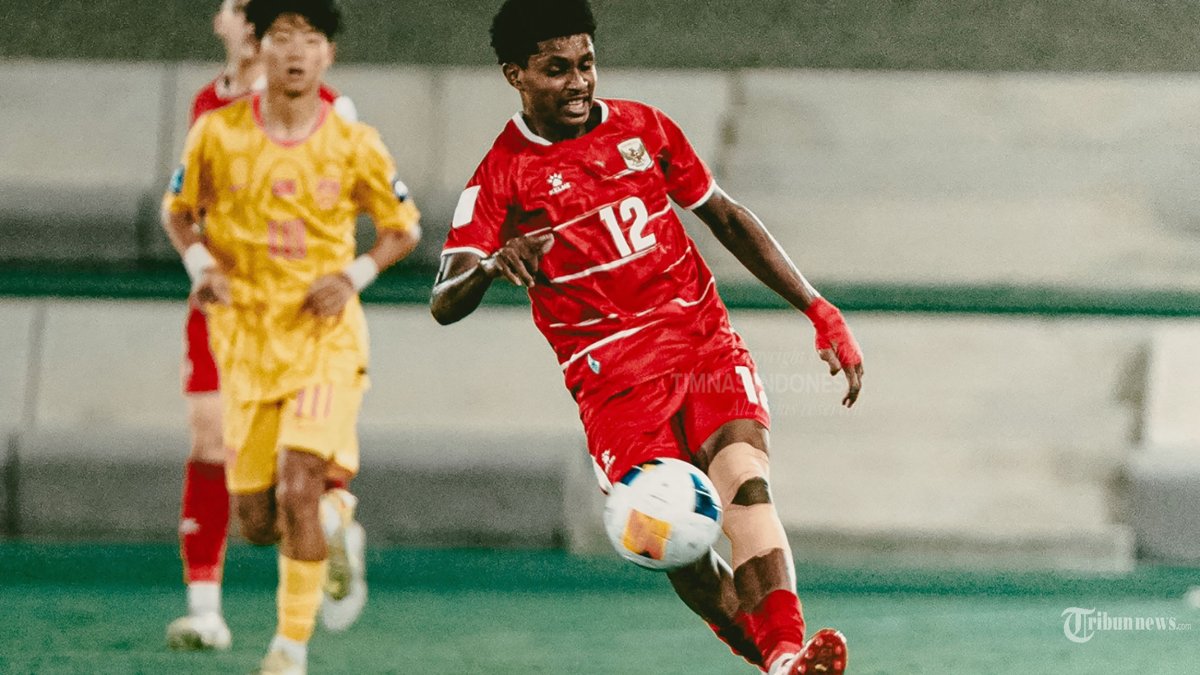 MENANG TIPIS - Pesepak bola Timnas U-17 Indonesia berebut bola dengan Timnas U-17 China pada laga Grup B Piala Asia U-17 2026 di Lapangan A King Abdullah Sport City Training, Arab Saudi pada Selasa (5/5/2026). Timnas U-17 Indonesia berhasil menekuk Timnas China dengan skor 1-0. TRIBUNNEWS/HO/PSSI