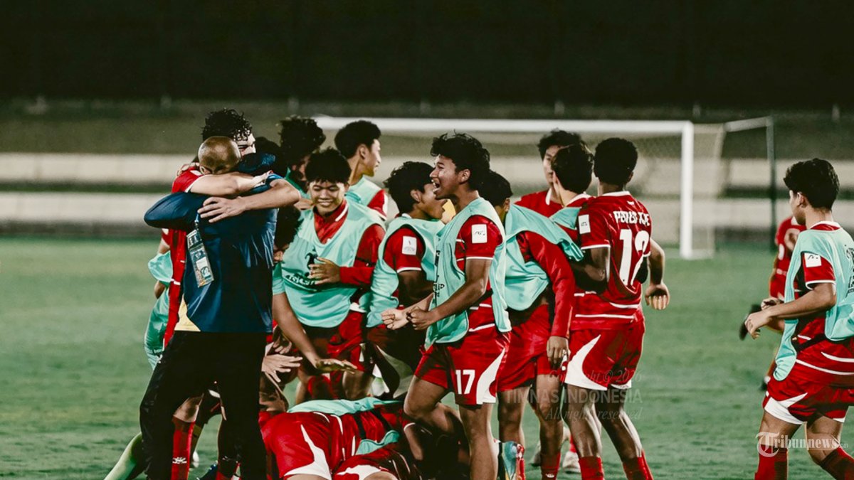 MENANG TIPIS - Selebrasi pesepak bola Timnas U-17 Indonesia berebut bola dengan Timnas U-17 China pada laga Grup B Piala Asia U-17 2026 di Lapangan A King Abdullah Sport City Training, Arab Saudi pada Selasa (5/5/2026). Timnas U-17 Indonesia berhasil menekuk Timnas China dengan skor 1-0. TRIBUNNEWS/HO/PSSI