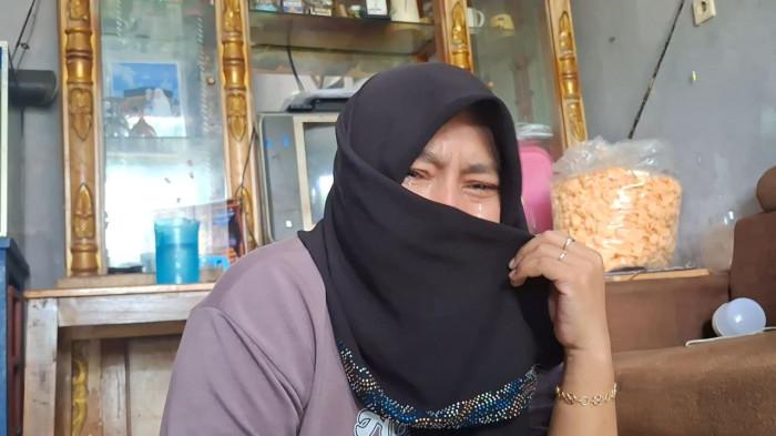 BOCAH SUKABUMI TEWAS – Pitasari (36), ibunda dari Faris Fadlan Al Farizi yang merupakan teman sekamar NS (13) di Pondok Pesantren Darul Ma’arif Cibitung, menitikkan air mata saat mengenang curahan hati almarhum di kediamannya di Kampung Cidahu, Desa Cidahu, Kecamatan Cibitung, Kabupaten Sukabumi, Jawa Barat, Rabu (25/2/2026). Ia menyebut NS sempat memberikan sebuah sarung sebagai tanda terima kasih sebelum tewas diduga dianiaya ibu tirinya.