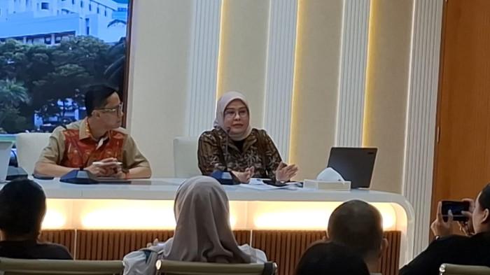 EVAKUASI WNI – Plt Direktur Pelindungan WNI Kementerian Luar Negeri (Kemlu) RI, Heni Hamidah, memberikan keterangan pers terkait ketibaan gelombang kedua evakuasi WNI dari Iran di Kantor Kemlu RI, Jakarta, Jumat (13/3/2026). Terkini, sebanyak 34 WNI dijadwalkan tiba secara bertahap di tanah air menyusul meningkatnya eskalasi konflik di kawasan Timur Tengah.