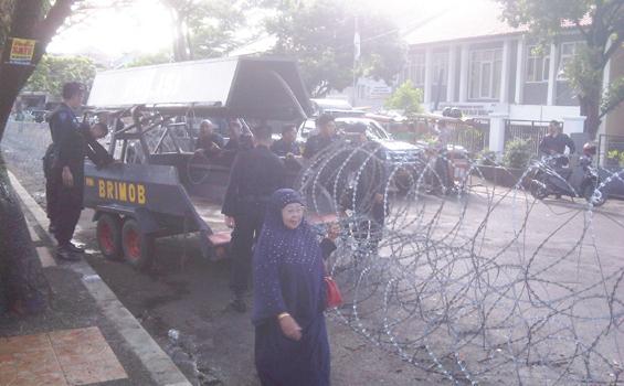Brimob Lakukan Sterilisasi Gedung Dewan