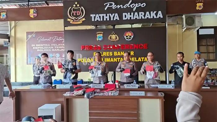 RE, seorang siswi SMK ditemukan tak bernyawa di dalam kamar mandi rumahnya di Jalan Houling Km 71 kawasan Simpang Empat, Kabupaten Banjar, Klaimantan Selatan, Minggu (19/4/2026) dini hari. Kapolres Banjar, AKBP Dr Fadli, saat memimpin konferensi pers terkait kasus tersebut, Rabu (22/4/2026).
