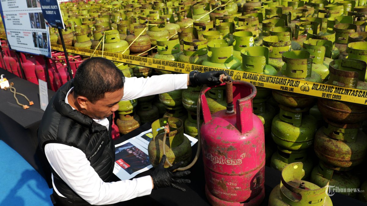 KASUS ELPIJI SUBSIDI - Petugas menunjukkan barang bukti saat ungkap kasus penegakan hukum BBM dan LPG Subsidi di Lapangan Bhayangkara Mabes Polri, Jakarta, Selasa (7/4/2026). Direktorat Tindak Pidana Ekonomi Tertentu (Dittipidter) Bareskrim Polri berhasil mengungkap 665 kasus dugaan penyalahgunaan bahan bakar minyak (BBM) dan LPG subsidi pada 2025-2026 dengan mengamankan barang bukti solar sebanyak 1.182.388 liter, Pertalite sebanyak 127.019 liter, gas 3 kilogram sebanyak 17.516 tabung, gas 5,5 kilogram sebanyak 516 tabung, gas 12 kilogram sebanyak 4.945 tabung, gas 50 kilogram sebanyak 422 tabung, dan kendaraan roda empat serta kendaraan roda enam sebanyak 353 unit. TRIBUNNEWS/IRWAN RISMAWAN