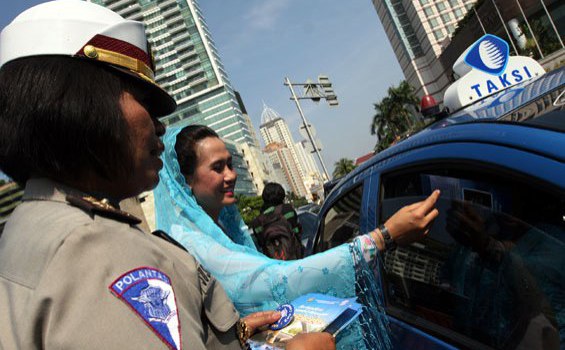 Polwan Berkebaya Kampanye UU Lalin di Bundaran HI