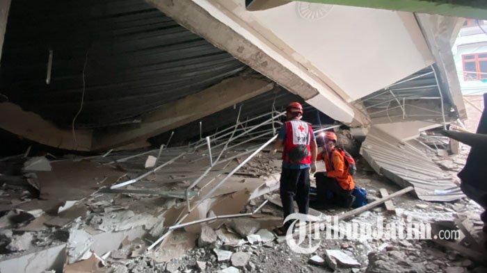 MUSHALA AMBRUK Sejumlah petugas dari Badan Penanggulangan Bencana Daerah (BPBD) Sidoarjo masih berusaha melakukan evakuasi di area bangunan Pondok Pesantren Al Khoziny Sidoarjo, Jawa Timur, yang roboh, Senin (29/9/2025) sore. Sementara dari dalam reruntuhan, terdengar suara beberapa orang meminta tolong yang diduga santri.